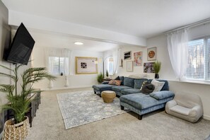 Televisión y chimenea 