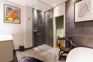 Douche, séchoir à cheveux, serviettes fournies