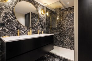Articles de toilette (gratuits), séchoir à cheveux, serviettes fournies