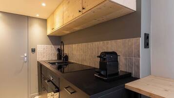 Een koelkast, een magnetron, een oven, een kookplaat