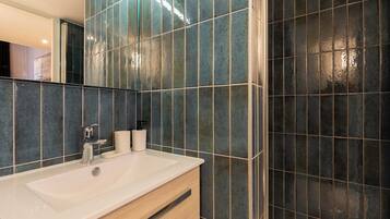 Een douche, een haardroger, handdoeken