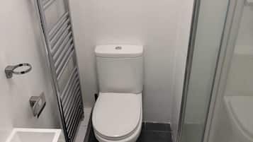 Double Room, Private Bathroom, City View | Bilik Mandi | Kelengkapan dandanan diri percuma, tuala disediakan, sabun, syampu