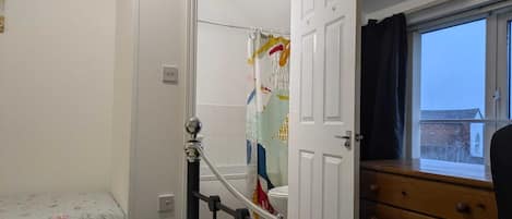 Chambre Double, coin cuisine, vue ville | Salle de bain