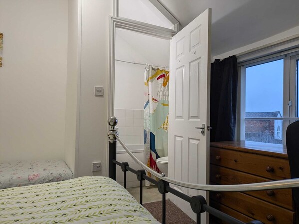 Kamar Double, dapur kecil, pemandangan kota | Kamar mandi | Perlengkapan mandi gratis, handuk, sabun, dan sampo