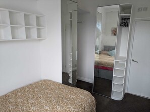 Habitación doble, baño privado, vistas a la ciudad | Escritorio, espacio para trabajar con un portátil, wifi gratis