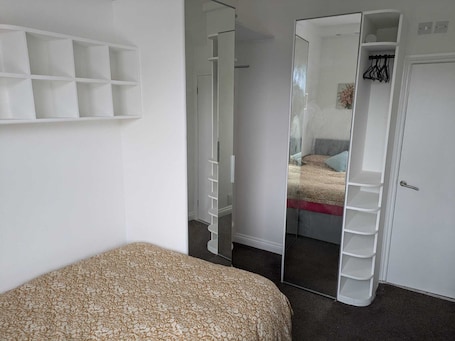 Habitación doble, baño privado, vistas a la ciudad | Escritorio, espacio para trabajar con un portátil, wifi gratis. Coventry Central Roomz