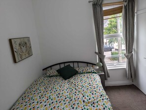 Dobbeltrom, privat bad, byutsikt | Skrivebord, skrivebord for bærbar PC og wi-fi (inkludert)