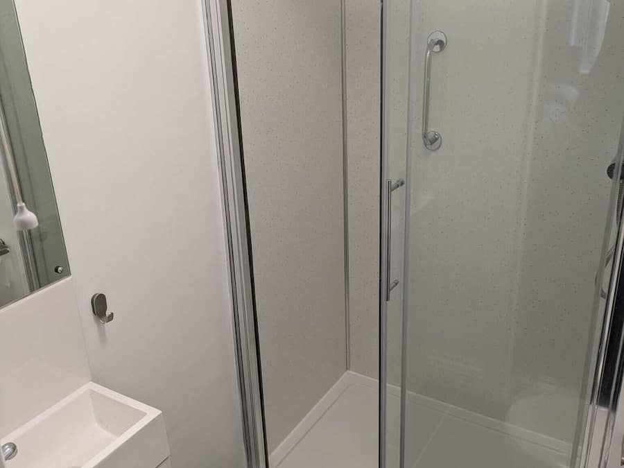 Quarto casal, banheiro privativo, vista para a cidade | Banheiro | Produtos de toalete grátis, toalhas de banho, sabonete, shampoo