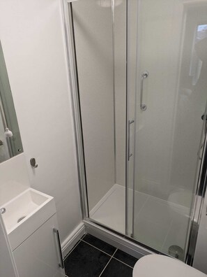 Double Room, Private Bathroom, City View | Bathroom | Free toiletries, towels, soap, shampoo - Coventry Central Roomz (Coventry)