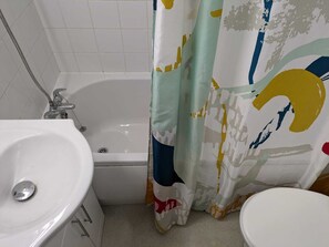 Double Room, Kitchenette, City View | Bathroom