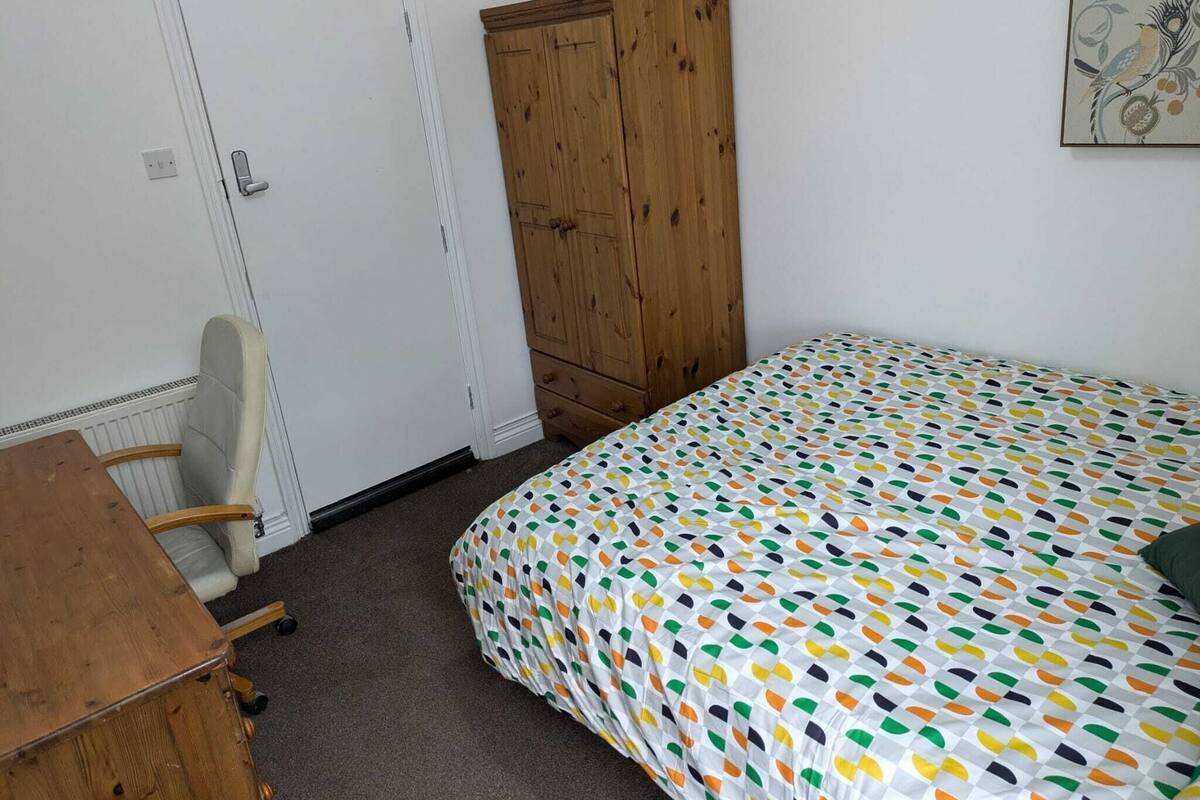 Double Room, Private Bathroom, City View | Desk, laptop workspace, WiFi (free)