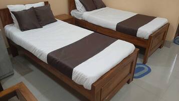 Standard Double Room | Desk