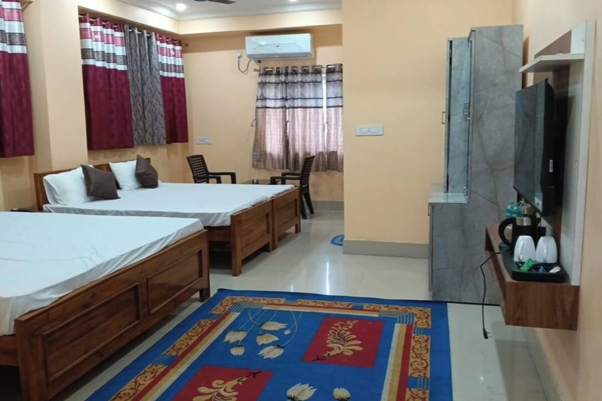 Family Double Room | Desk