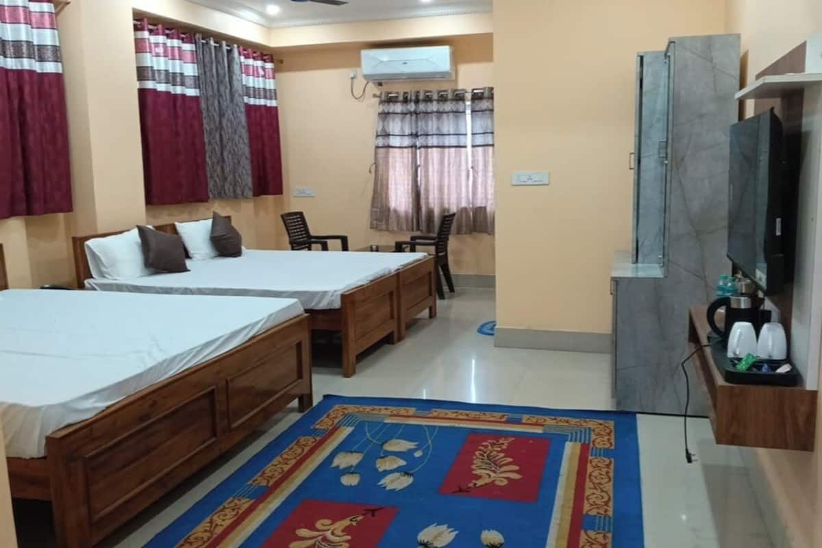 Family Double Room | Desk