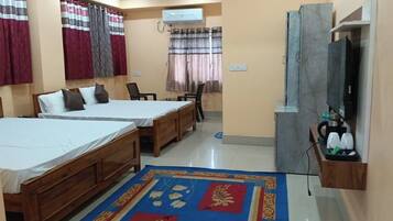 Family Double Room | Desk