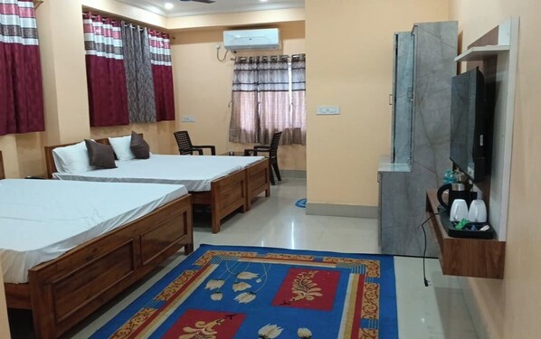 Family Double Room | Desk