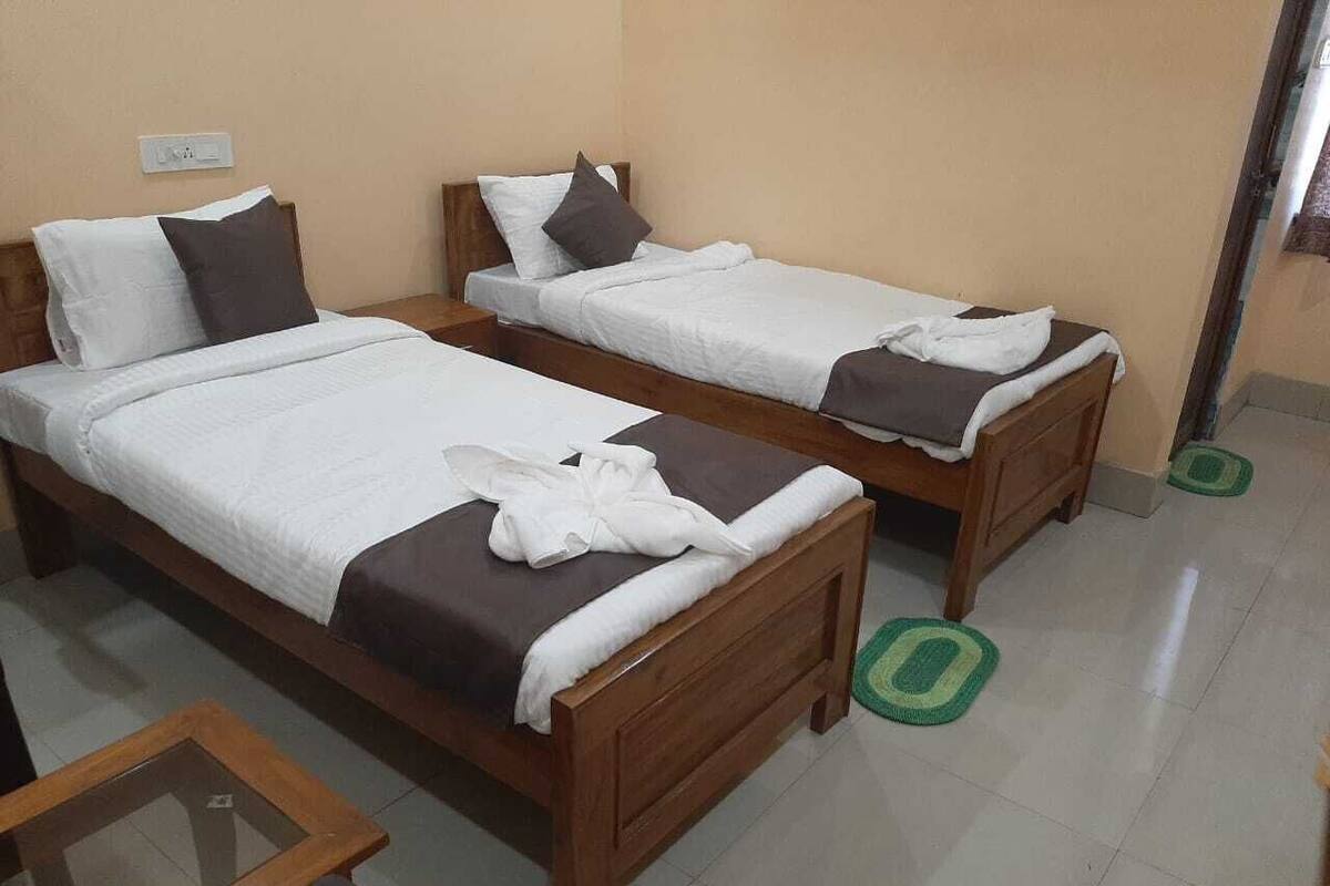 Standard Double Room | Desk