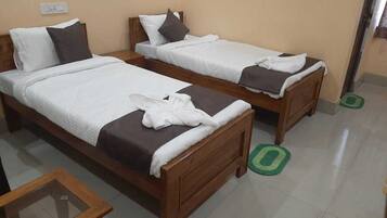 Standard Double Room | Desk