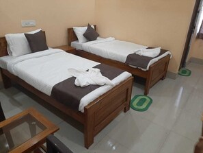 Standard Double Room | Desk