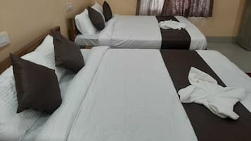 Family Double Room | Desk