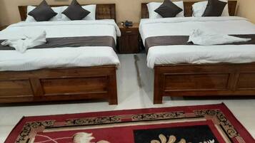 Standard Double Room | Desk