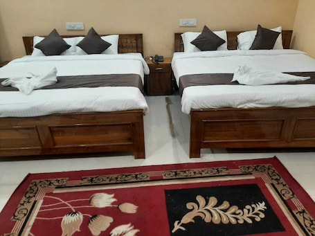 Standard Double Room | Desk, laptop workspace