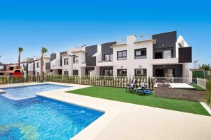 Una piscina al aire libre