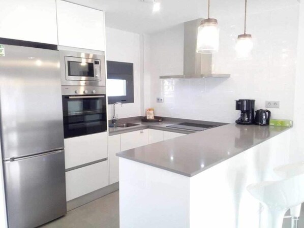 Private kitchen - Modern Apartment in Pilar for 4 Guests (Pilar de la Horadada)