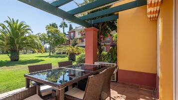 Apartment | Outdoor dining