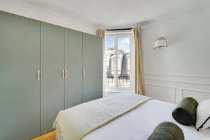 1 bedroom, desk, iron/ironing board, Internet