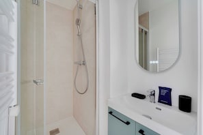 Douche, séchoir à cheveux, serviettes fournies