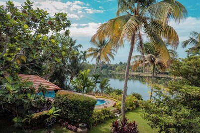 5 Bedroom Pool - Madilina Heritage Villa in Chendamangalam, North Paravur