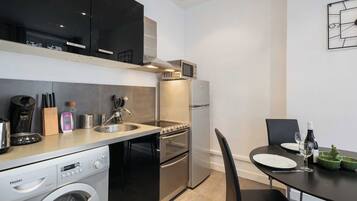 Een koelkast, een microgolfoven, een oven, een kookplaat