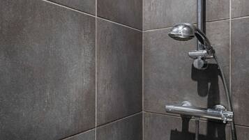 Een haardroger, handdoeken