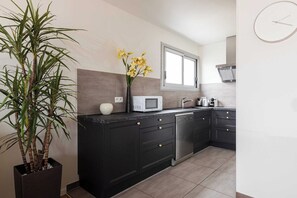 Refrigerador, microondas, parrilla de estufa y lavavajillas 