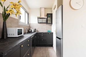 Fridge, microwave, stovetop, dishwasher