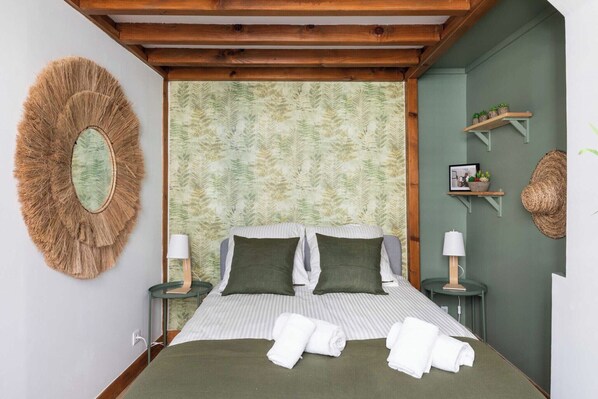 2 bedrooms, iron/ironing board, internet, bed sheets
