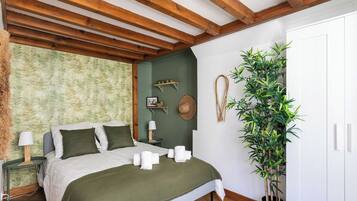 2 bedrooms, iron/ironing board, internet, bed sheets
