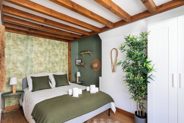2 bedrooms, iron/ironing board, free WiFi, bed sheets