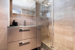 Dusche, Haartrockner, Handtücher