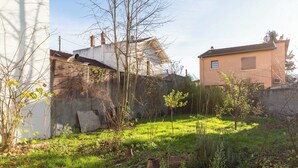 A garden with a variety of plants and a small tree in the foreground. - DIFY Stoppa - Parilly (Vénissieux)