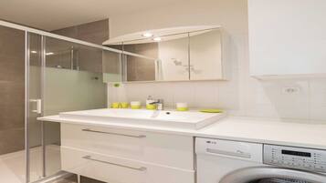 Douche, sèche-cheveux, serviettes fournies