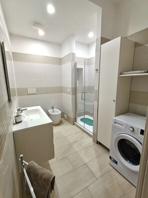 Regadera, amenidades de baño ecológicas, secadora de cabello, bidet 