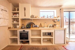 Fridge, oven, stovetop, coffee/tea maker