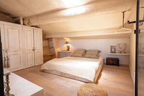 3 bedrooms, desk, Internet, bed sheets