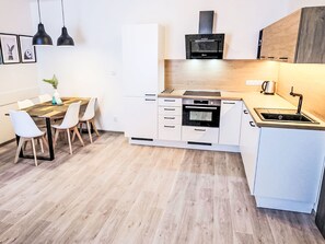 Réfrigérateur, micro-ondes, four, lave-vaisselle