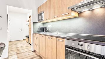 Frigorífic, microones, forn i utensilis de cuina, vaixella i coberteria