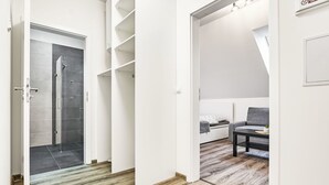Moderni sisustus, jossa on suihku, sohva ja sohvapöytä.