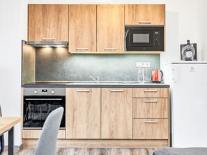Frigorifero, microonde, forno, pentole/stoviglie/utensili