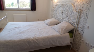 2 habitaciones, tabla de planchar con plancha, wifi y ropa de cama